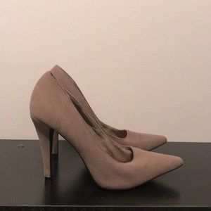 Gray pumps